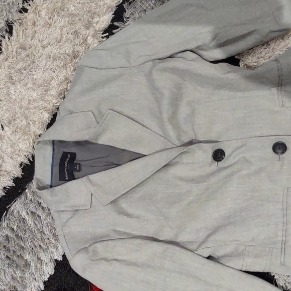 Beautiful grey blazer by Banana Republic 🌼 - Picture 3 of 16